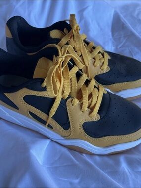 Under Armour UA Court Anatomix shoes in black and gold. M8.5/W10